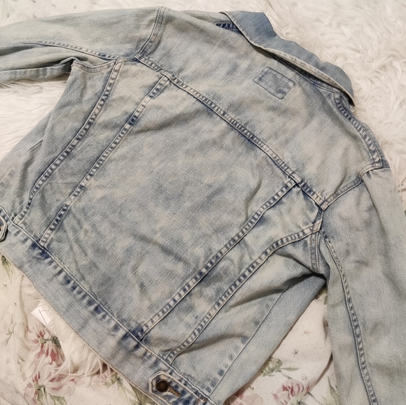 Light wash denim jacket - Picture 4 of 4